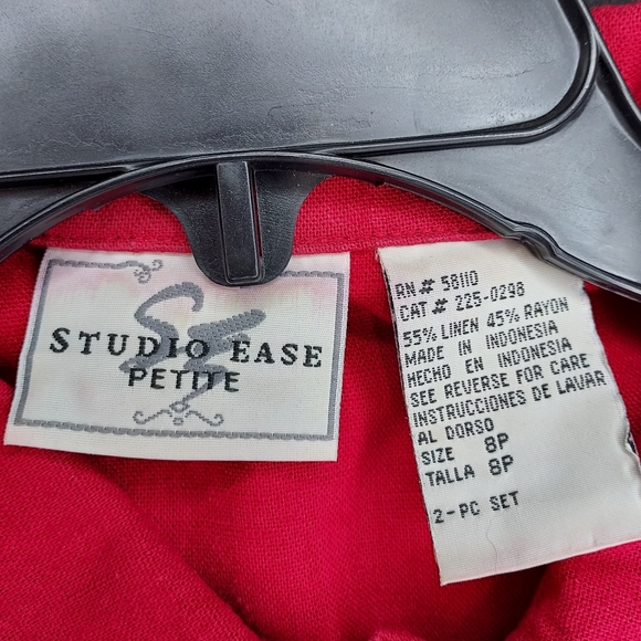 Studio Ease Petite- Linen/Rayon Mix Crimson Red Top - Picture 2 of 6